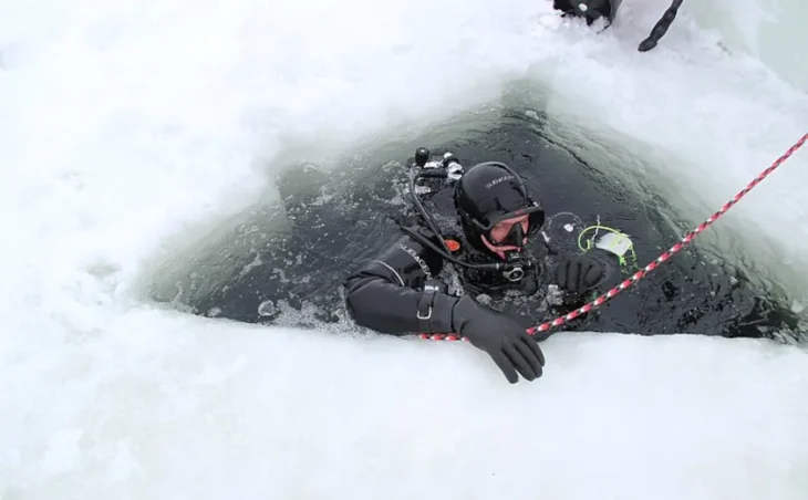 Ice Diving in Morzine